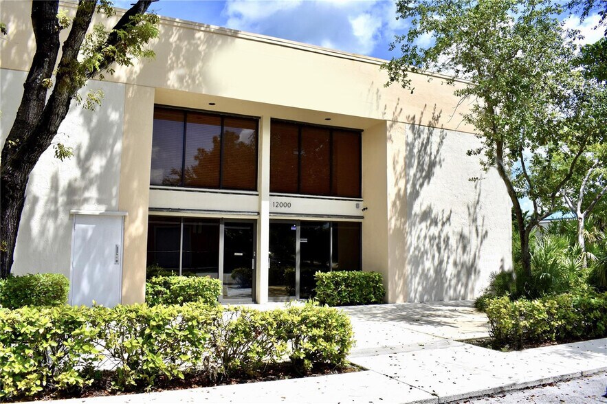 12000-12163 SW 132nd Ct, Miami, FL à vendre - Photo de l’immeuble – Image 2 sur 53