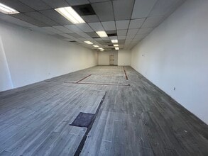 24450 Lyons Ave, Newhall, CA à louer Photo intérieure– Image 2 sur 5