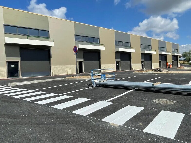 Local d’activités dans Bernes-sur-Oise à louer - Photo de l’immeuble – Image 3 sur 8