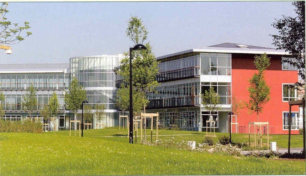 Bureau dans Voisins-le-Bretonneux à louer - Photo de l’immeuble – Image 1 sur 7