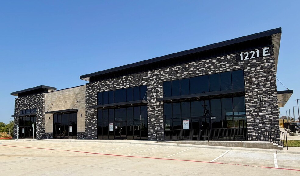 1221 E University Dr, Prosper, TX à louer - Photo de l’immeuble – Image 2 sur 16