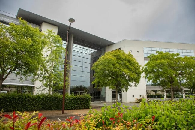 Plus de détails pour 2 Rue De La Redoute, Guyancourt - Bureau à louer