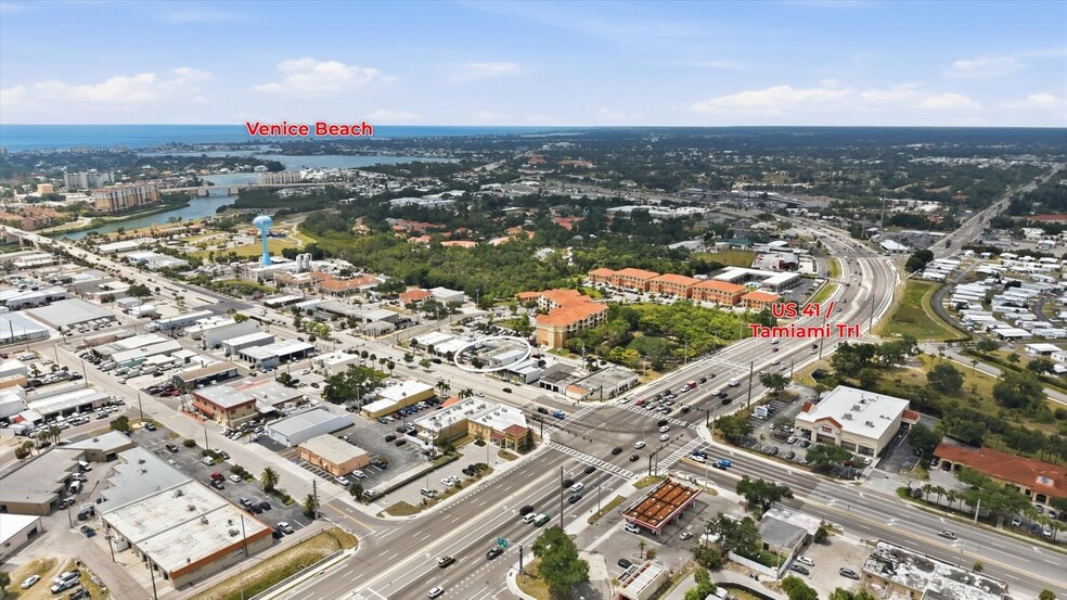 629 E Venice Ave, Venice, FL à vendre - Photo de l’immeuble – Image 2 sur 26