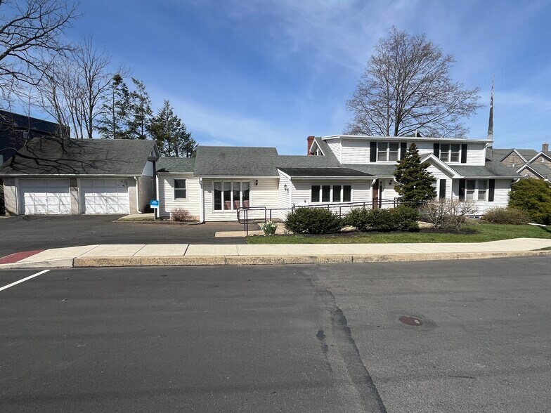 300 Spruce St, Doylestown, PA à vendre - Photo principale – Image 1 sur 28
