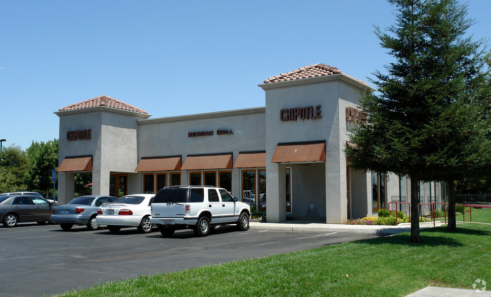 4950 Stockdale Hwy, Bakersfield, CA à louer - Photo de l’immeuble – Image 2 sur 2