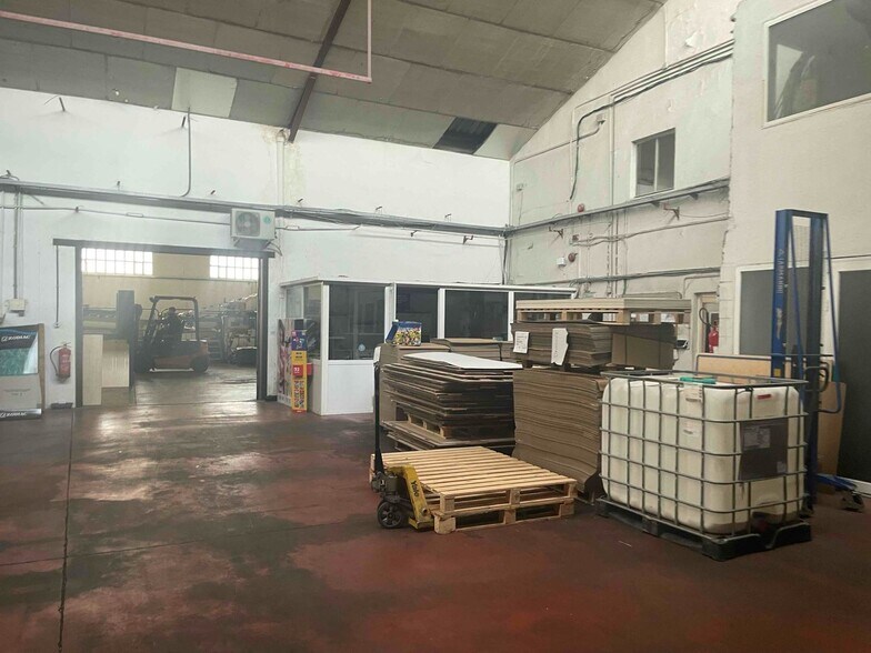Industriel/Logistique dans San Fernando de Henares, Madrid à vendre - Photo de l’immeuble – Image 2 sur 10