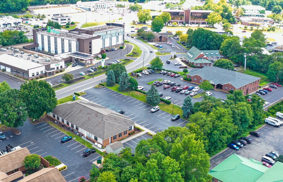 4437 Starkey Rd, Roanoke, VA à louer - Photo de l’immeuble – Image 2 sur 22