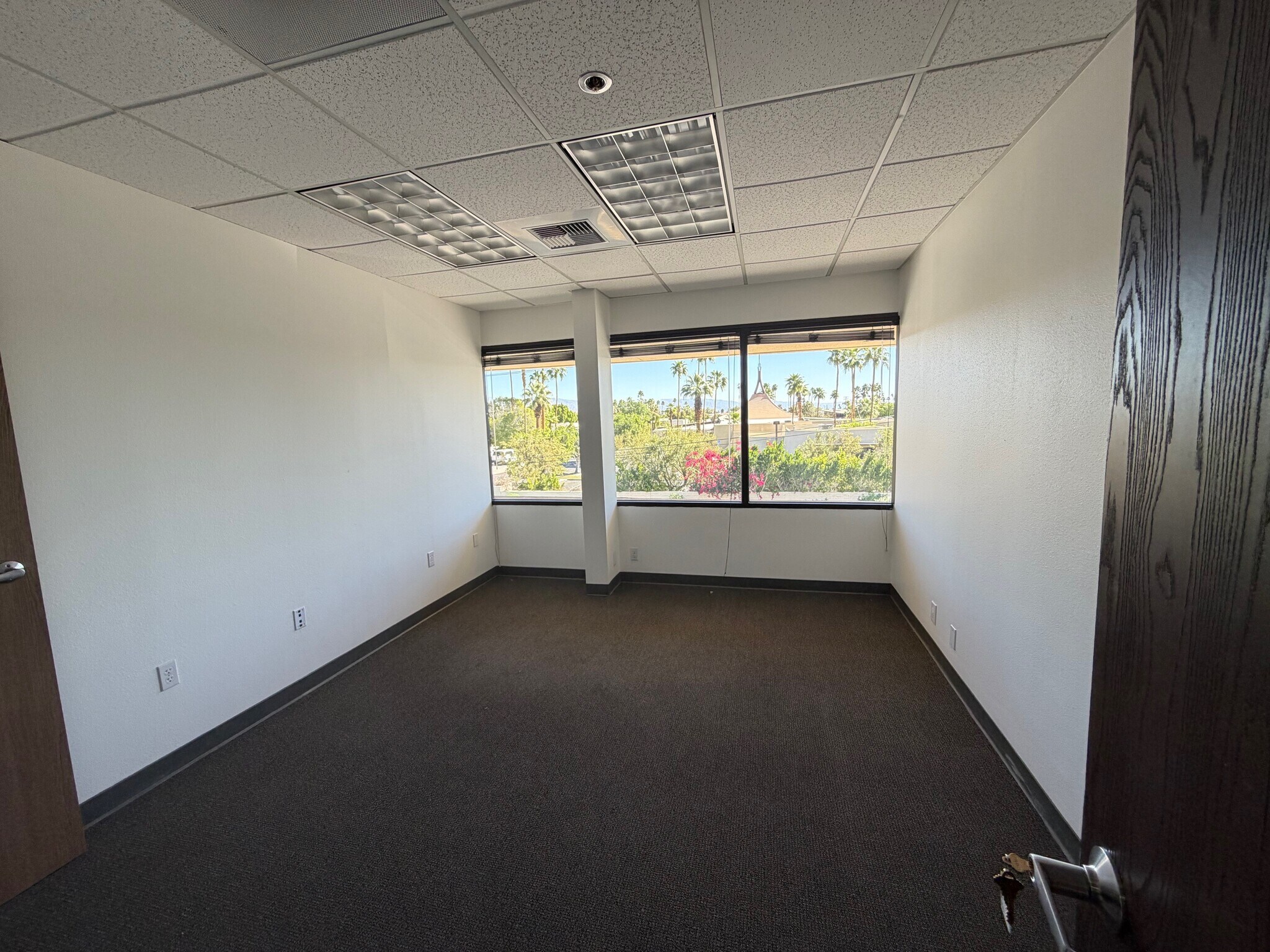 340 S Farrell Dr, Palm Springs, CA à louer Photo intérieure– Image 1 sur 5