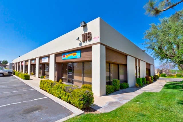 118 E Airport Dr, San Bernardino, CA à louer Photo de l’immeuble– Image 1 sur 7
