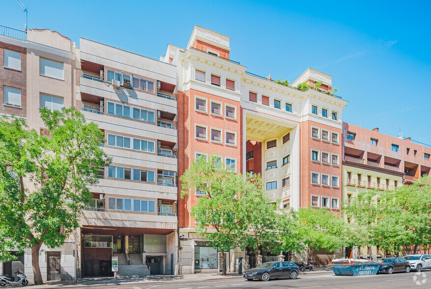 Immeuble residentiel dans Madrid, Madrid à vendre - Photo de l’immeuble – Image 2 sur 3