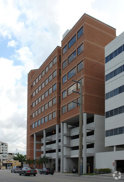 2601 SW 37th Ave, Coral Gables, FL à louer - Photo de l’immeuble – Image 3 sur 10