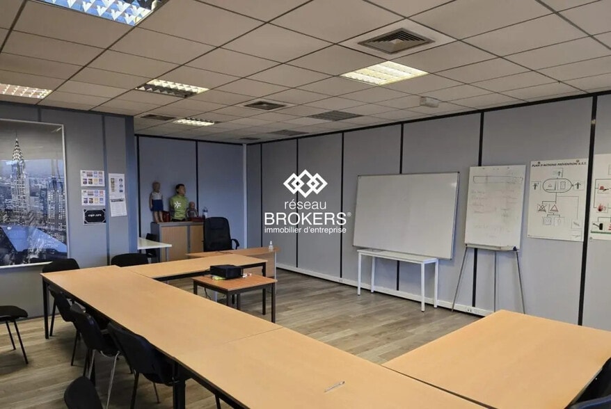 Bureau dans Roissy-en-France à vendre - Photo de l’immeuble – Image 2 sur 9