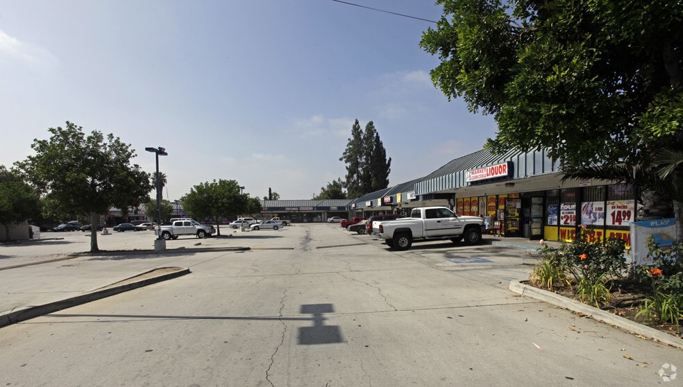 2715 W Foothill Blvd, Rialto, CA à louer - Photo principale – Image 1 sur 4