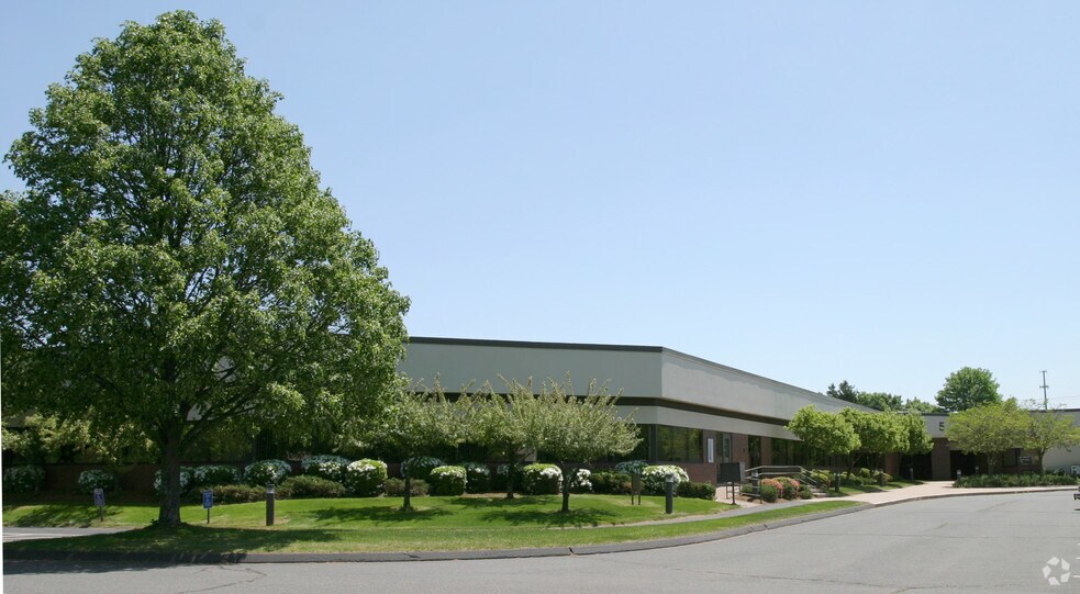 825 Brook St, Rocky Hill, CT à louer - Photo de l’immeuble – Image 2 sur 12