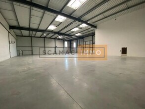 Bureau dans Le Thillay à louer Photo de l’immeuble– Image 1 sur 4