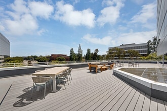 1301 Dove St, Newport Beach, CA à louer Photo de l’immeuble– Image 1 sur 3