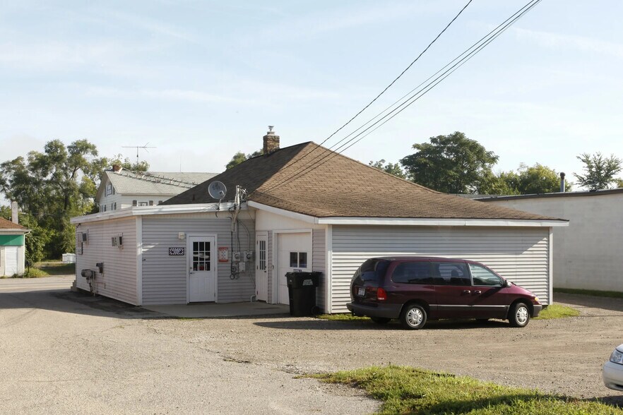 56875 Grand River Ave, New Hudson, MI à vendre - Photo de l’immeuble – Image 2 sur 2