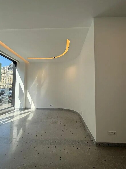 Local commercial dans Paris à louer - Photo de l’immeuble – Image 3 sur 7