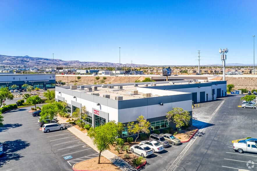950 W Warm Springs Rd, Henderson, NV à louer - Photo de l’immeuble – Image 3 sur 11