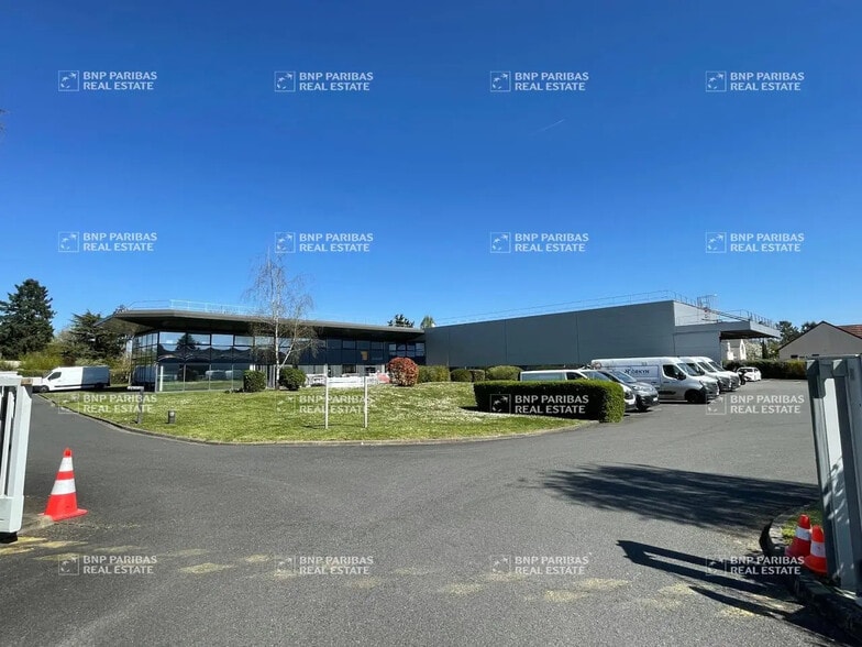 Local d'activités dans Olivet à vendre - Photo de l’immeuble – Image 3 sur 20