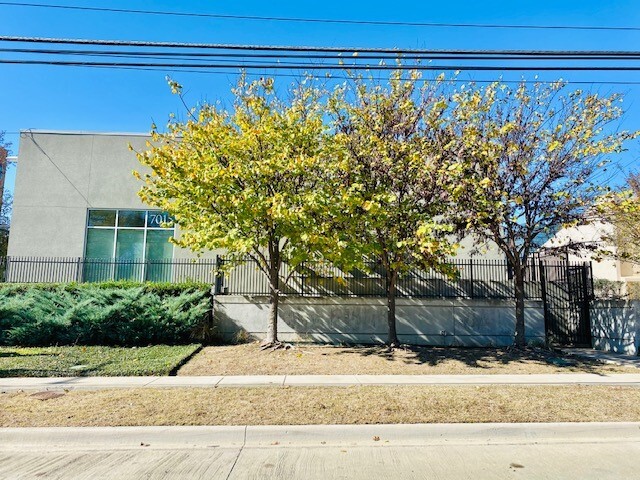 7015 Twin Hills Ave, Dallas, TX à louer - Photo de l’immeuble – Image 1 sur 8