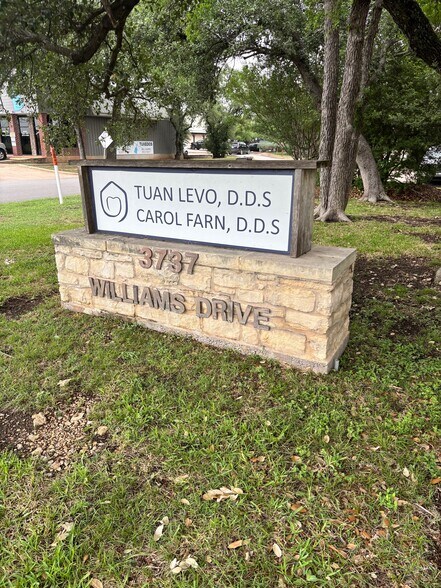 3737 Williams Dr, Georgetown, TX à vendre - Photo de l’immeuble – Image 2 sur 4