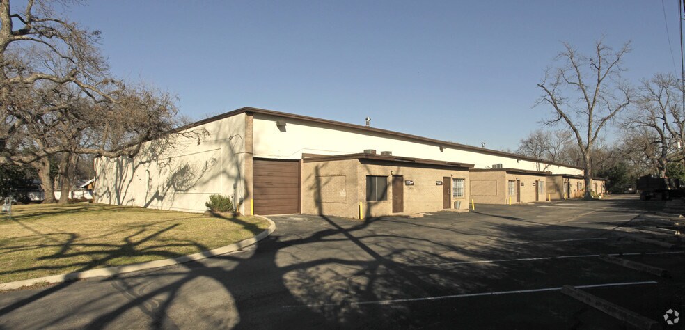 777 Shady Ln, Austin, TX à louer - Photo de l’immeuble – Image 2 sur 13