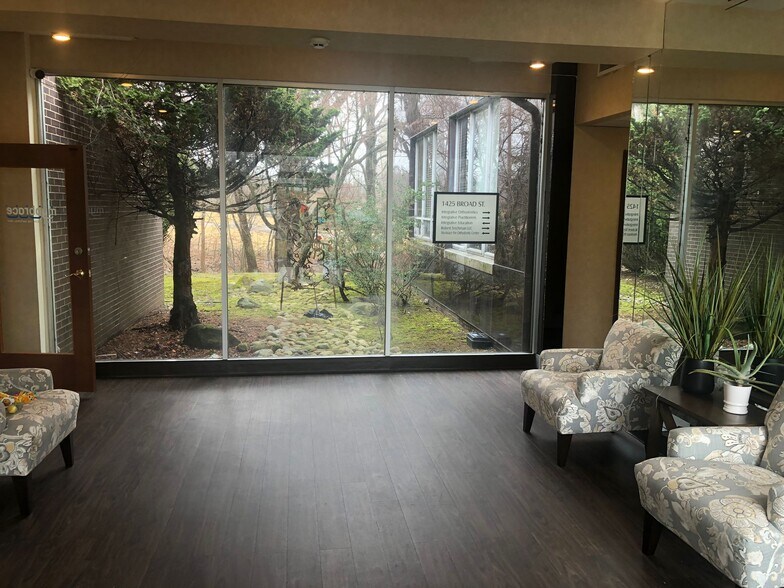 1425 Broad St, Clifton, NJ à louer - Hall d’entrée – Image 2 sur 4