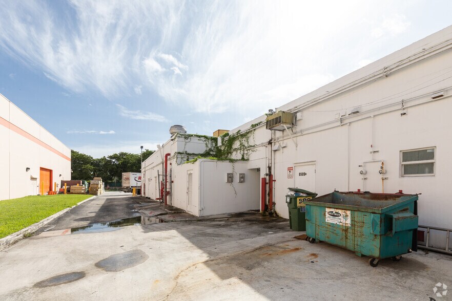 8505-8521 SW 136th St, Miami, FL à louer - Photo de l’immeuble – Image 3 sur 7