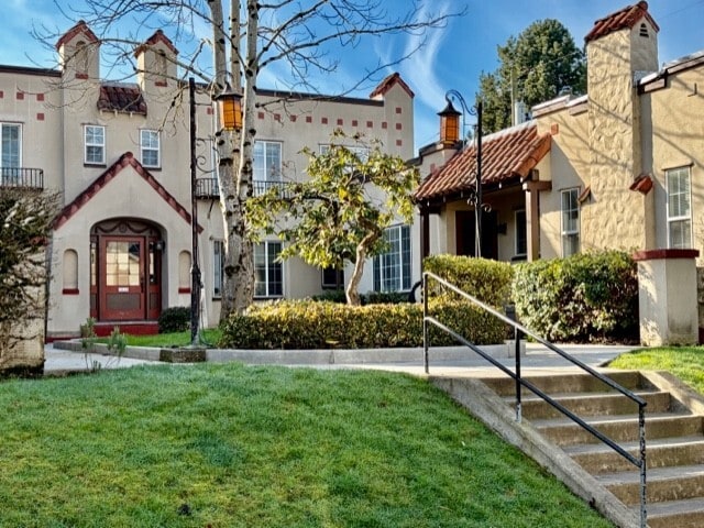 2010 SE Sherman St, Portland, OR à vendre Photo principale– Image 1 sur 3