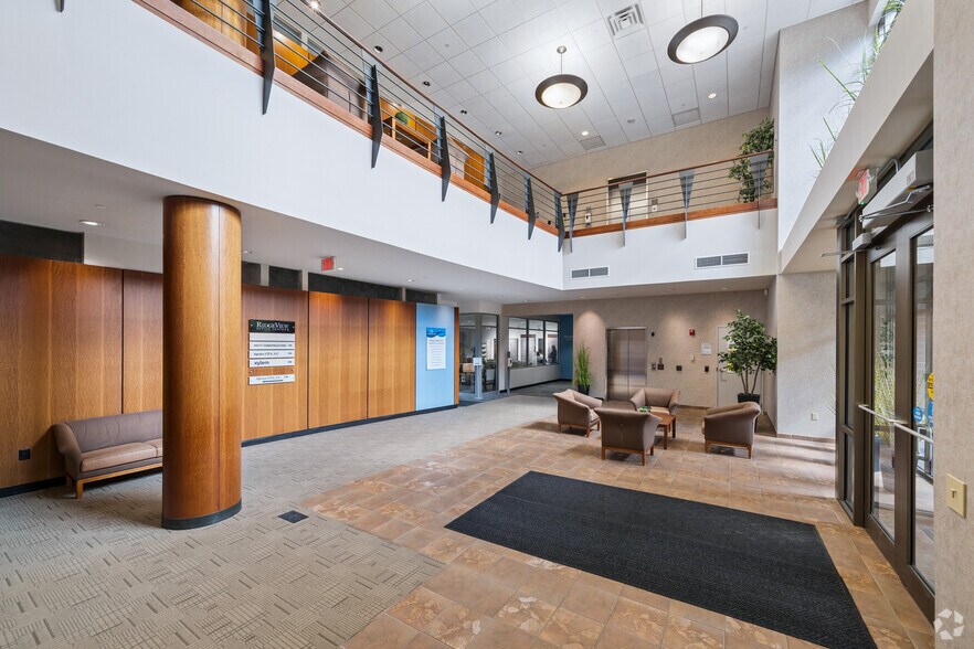 N19W23993 Ridgeview Pky, Waukesha, WI à vendre - Hall d’entrée – Image 3 sur 28