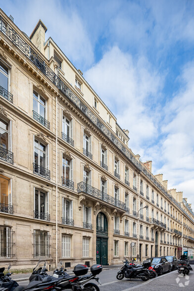 7 Rue Lincoln, Paris à vendre - Photo de l’immeuble – Image 2 sur 3