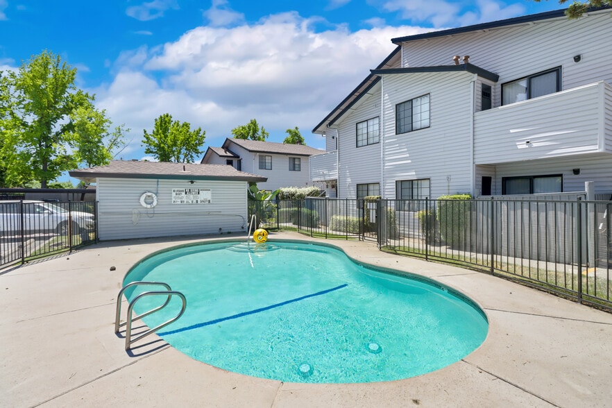 2626 Marigold Ln, Sacramento, CA à vendre - Photo de l’immeuble – Image 2 sur 16
