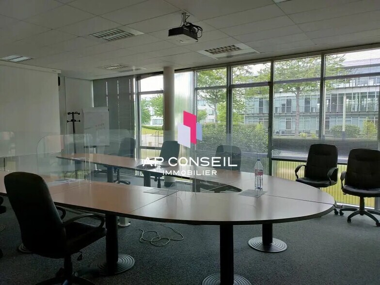 Bureau dans Voisins-le-Bretonneux à vendre - Photo intérieure – Image 2 sur 7