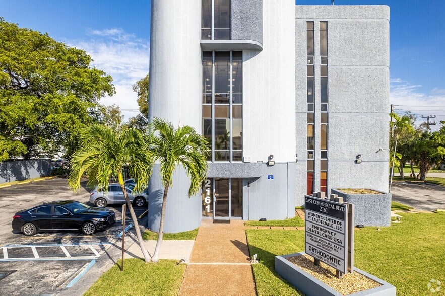 2161 E Commercial Blvd, Fort Lauderdale, FL à louer - Photo de l’immeuble – Image 2 sur 8