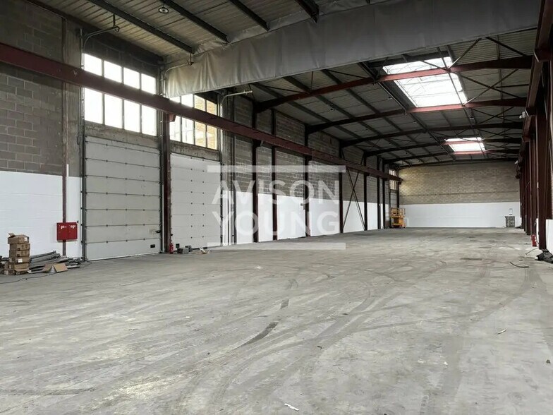 Local d’activités dans Le Thillay à louer - Photo de l’immeuble – Image 3 sur 4