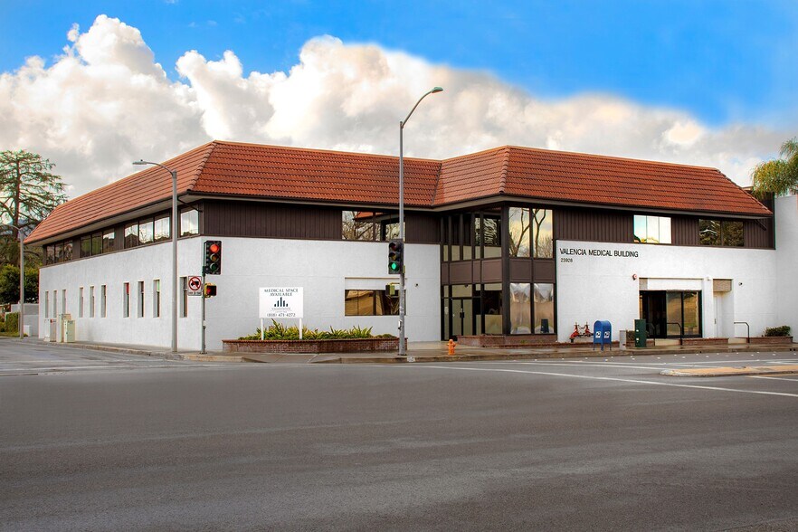 23928 Lyons Ave, Santa Clarita, CA à louer - Photo de l’immeuble – Image 2 sur 8