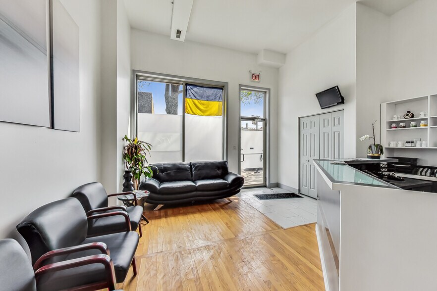 2540 W Chicago Ave, Chicago, IL à vendre - Hall d’entrée – Image 2 sur 15