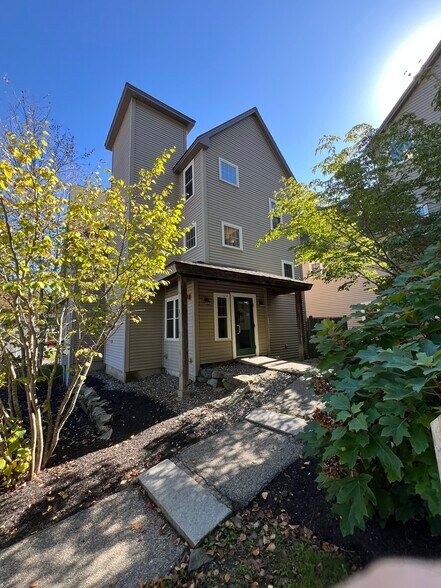 102 Kent Pl, Newmarket, NH à louer - Photo de l’immeuble – Image 2 sur 17