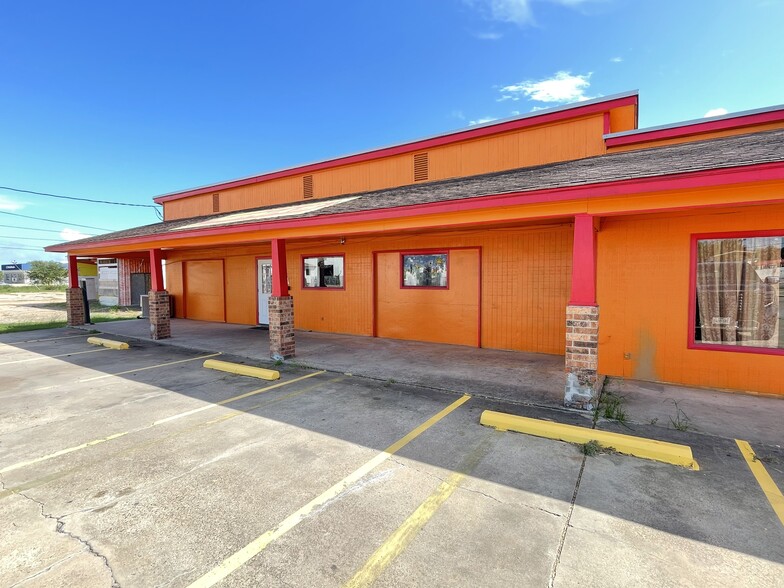 423 W Plantation Dr, Clute, TX à vendre - Photo de l’immeuble – Image 2 sur 17