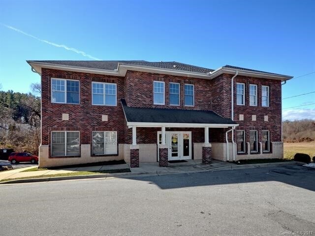 120 Chadwick Square Ct, Hendersonville, NC à vendre - Photo de l’immeuble – Image 2 sur 14