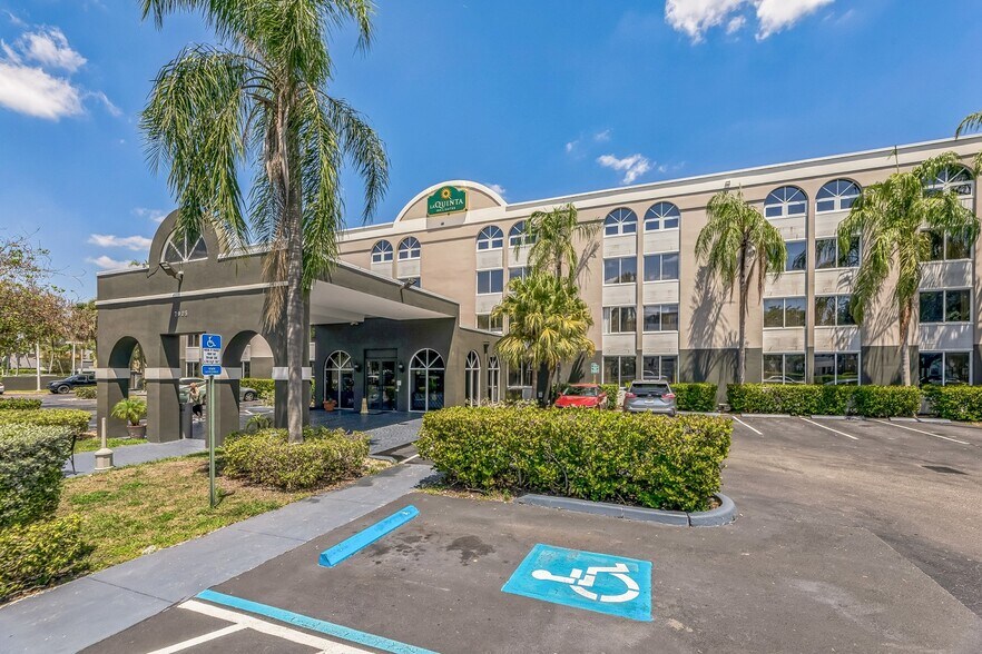 7925 NW 154th St, Miami Lakes, FL à vendre - Photo de l’immeuble – Image 2 sur 22