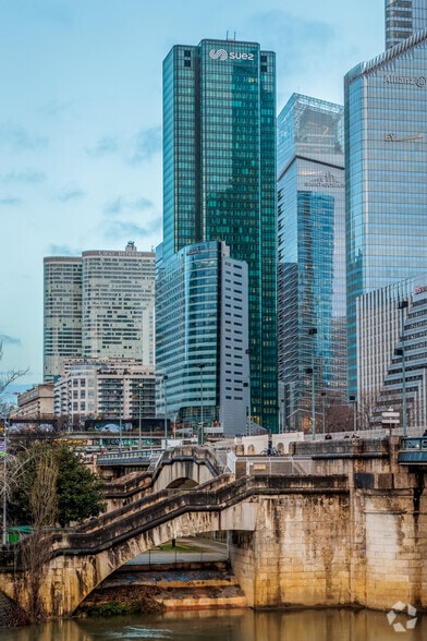 16 Place De L'Iris, Courbevoie à louer - Photo de l’immeuble – Image 3 sur 56