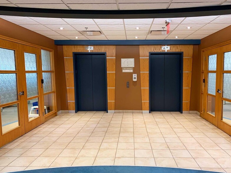 2055 Albert St, Regina, SK à louer - Hall d’entrée – Image 3 sur 6
