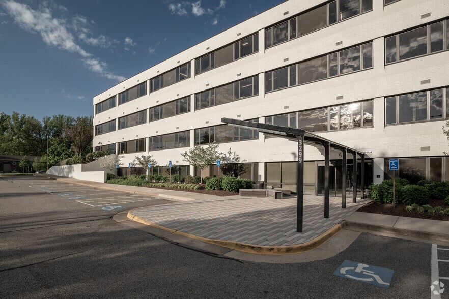 3299 Woodburn Rd, Annandale, VA à louer - Photo de l’immeuble – Image 2 sur 10