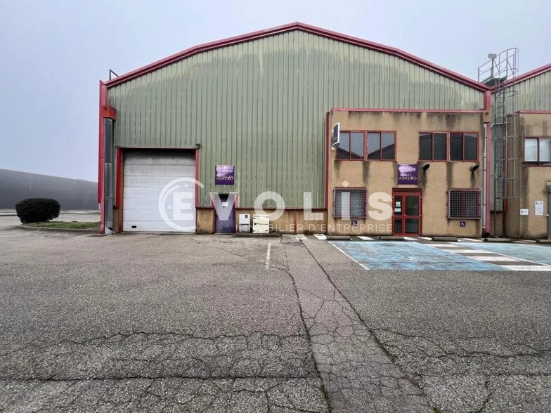 Bureau dans Vénissieux à louer - Photo de l’immeuble – Image 1 sur 9