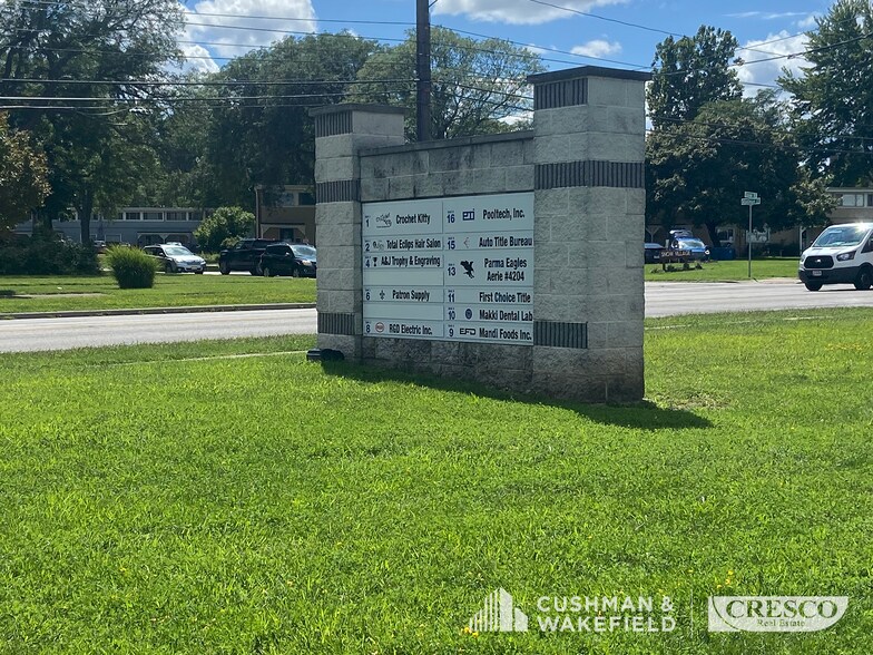 12100 Snow Rd, Parma, OH à vendre - Photo de l’immeuble – Image 2 sur 4