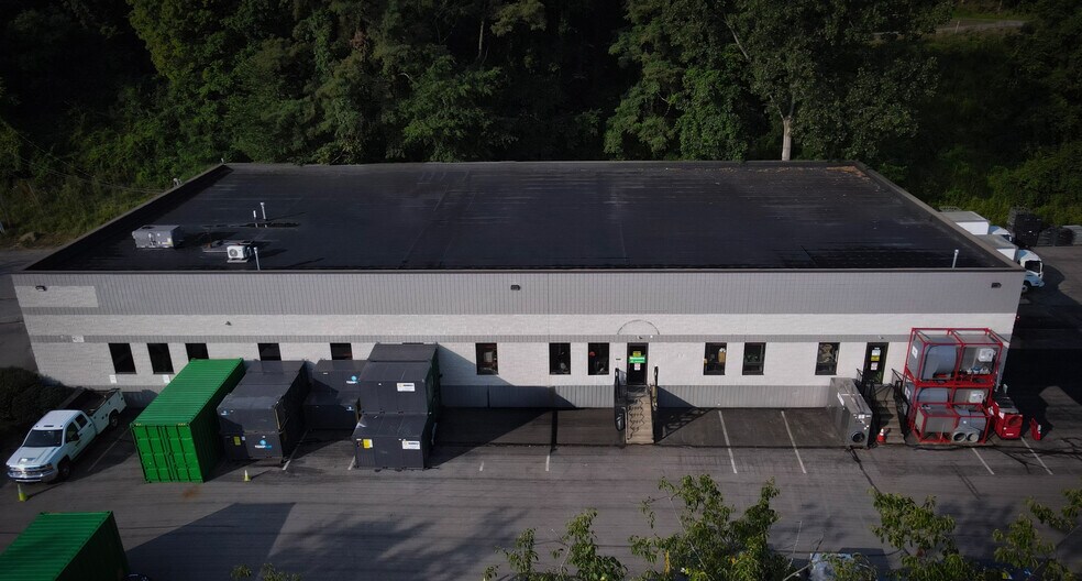 772 Pine Valley Dr, Pittsburgh, PA à louer - Photo de l’immeuble – Image 2 sur 2