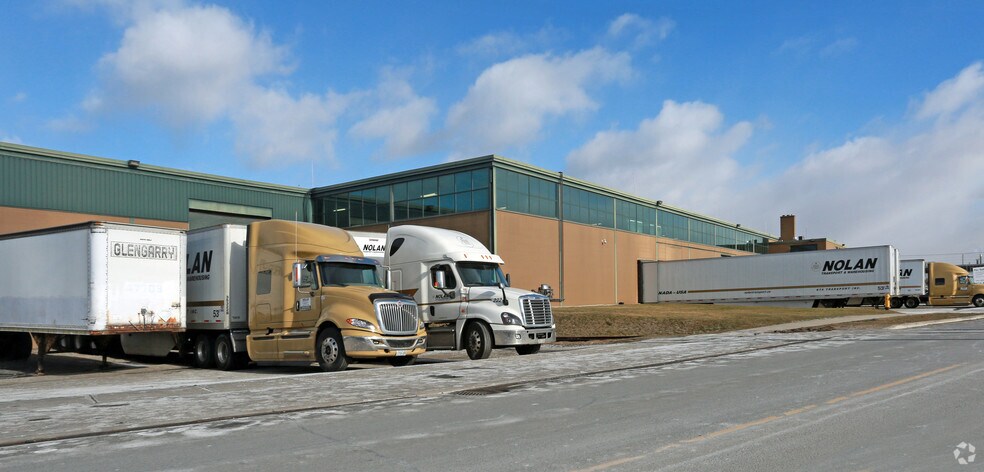 134 Bethridge Rd, Toronto, ON à louer - Photo de l’immeuble – Image 3 sur 4