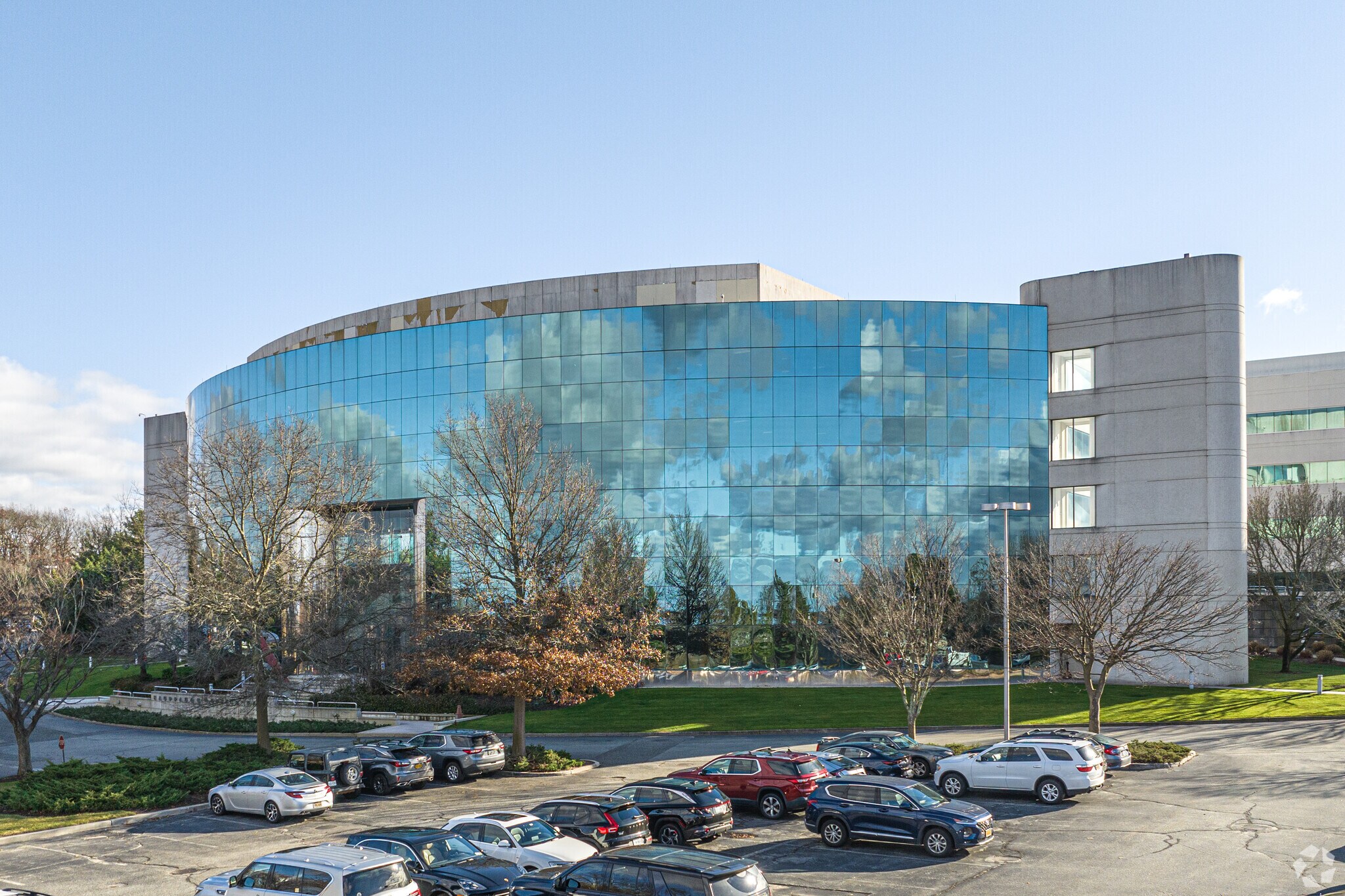 888 Veterans Memorial Hwy, Hauppauge, NY à louer Photo de l’immeuble– Image 1 sur 12